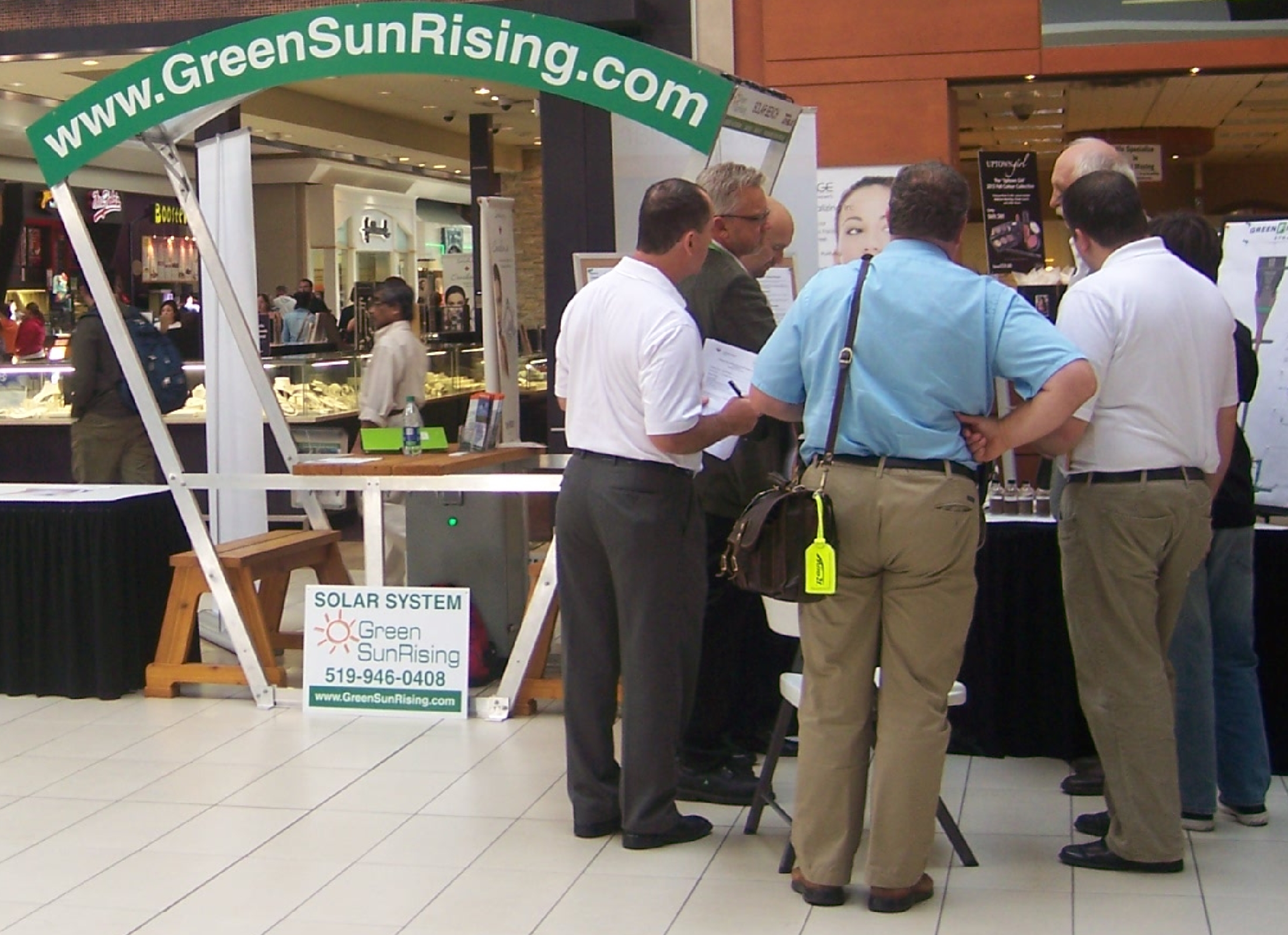 green-sun-rising-solar-bench-at-windsor-essex-engineering-innovation 